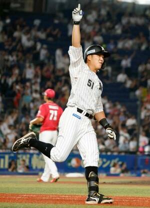 4回、3ランを放ち、ガッツポーズするロッテ・山口。20日の試合から4打席連続本塁打とし、パ・リーグ記録に並んだ=ZOZOマリン