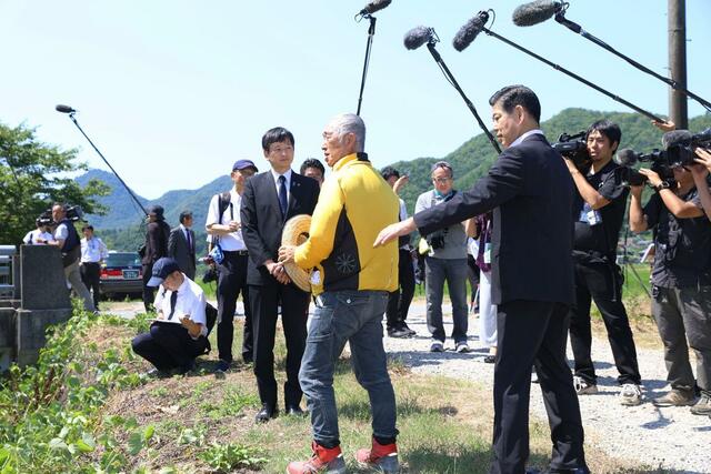 報道陣が詰めかける中、三田市の米農家を視察する上越市の中川幹太市長（左）ら＝２９日、兵庫県三田市上槻瀬