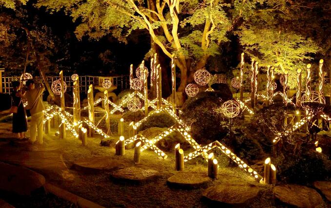 「たがみバンブーブー」の会場の一つである「椿寿荘」の竹あかり＝９月１４日夜、田上町田上