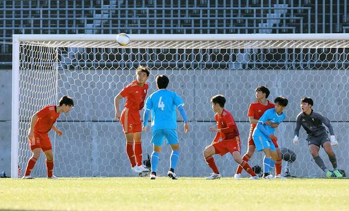 新潟明訓-阪南大高 前半、必死の守備を見せる新潟明訓の選手たち=NACK5