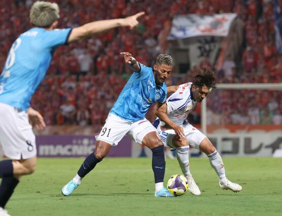 中盤で競り合う新潟の白井永地＝ニッパツ三ツ沢球技場