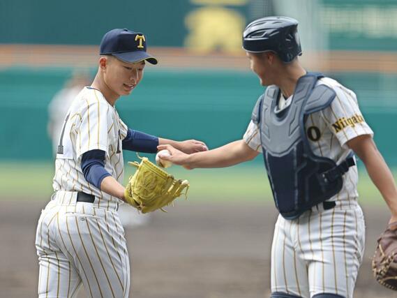 ０－４とされ、捕手松本覇（右）からボールを受け取る帝京長岡のエース工藤壱朗＝２３日、阪神甲子園球場