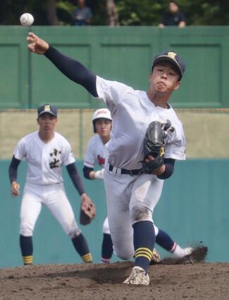 小出ー上越 5回から登板した小出の主戦金澤晴太=長岡市悠久山