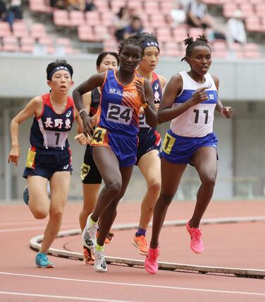 女子3000メートルで優勝したパウリン・ワンジク(右・帝京長岡)=デンカビッグスワン