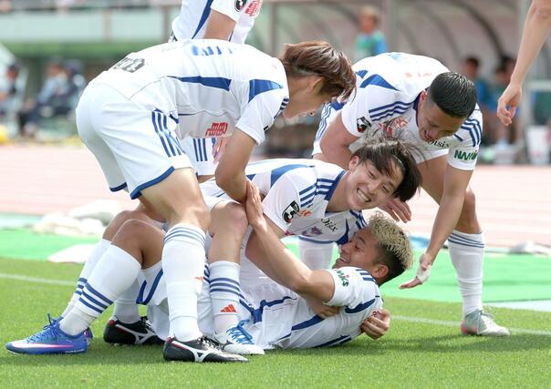 前半４分、先制ゴールを奪った奥村（中央）に集まる新潟の選手＝１２日、ＧＩＫＥＮスタジアム