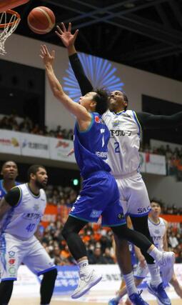 新潟-湘南 第1クオーター、五十嵐圭がレイアップシュートを決め15-10。バスケットカウントも奪って3点プレーとした=アオーレ長岡