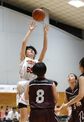 女子１回戦　新潟中央－長崎西　第１クオーター、シュートを決める新潟中央の大﨑優杏＝福岡県立スポーツ科学情報センター
