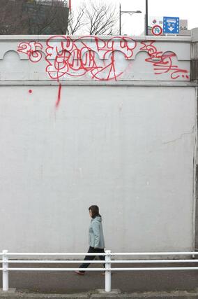 萬代橋で見つかった落書き。橋の階段の外壁に赤い塗料で数字などが書かれていた