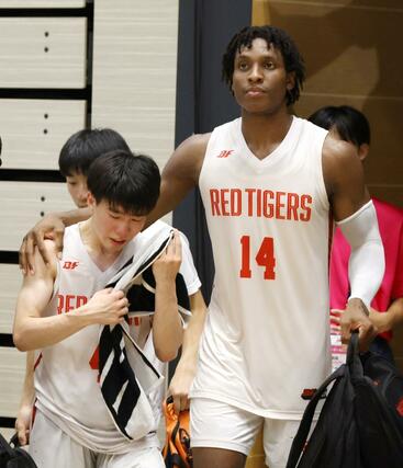 男子準々決勝　開志国際―美濃加茂　美濃加茂（岐阜）に敗れ、悔し涙を流す開志国際の清水脩真（左）の肩を抱き寄せるネブフィ・ケルビン・シェミリー＝福岡県照葉積水ハウスアリーナ