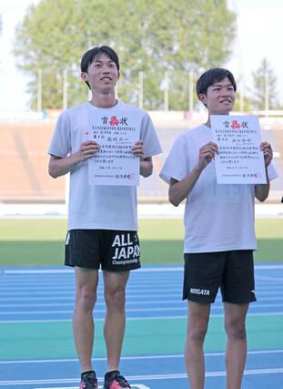 男子走り幅跳び優勝の西村凛一（左・東京学館）と２位の河内春樹（東京学館）＝石川県西部緑地公園陸上競技場