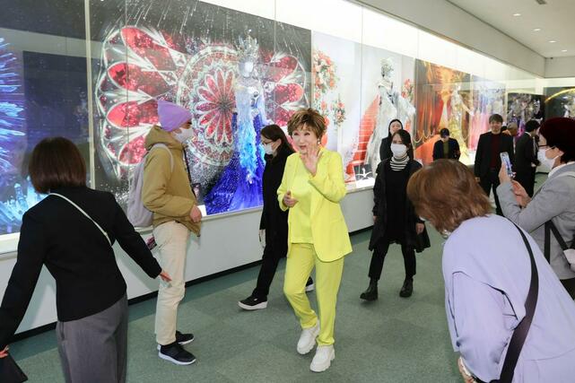 会場で来場者に手を振る小林幸子さん＝３月２０日、新潟市中央区西船見町