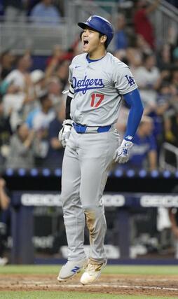 米大リーグ、マーリンズ戦の７回、５０号２ランを放ち喜ぶドジャース・大谷翔平。メジャー史上初の「５０本塁打、５０盗塁」に到達した＝マイアミ（共同）