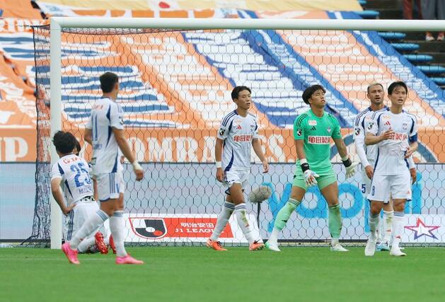 福岡－新潟　前半、福岡に３点目を決められる新潟。２－３＝６月２１日、福岡市のベスト電器スタジアム