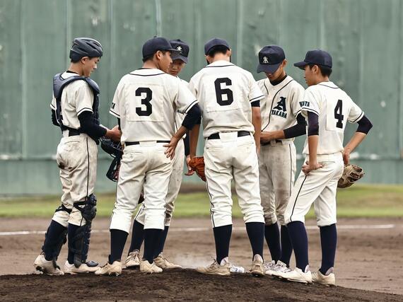 三条－高田農　マウンドに集まる高田農ナイン＝９月６日、柏崎市佐藤池球場