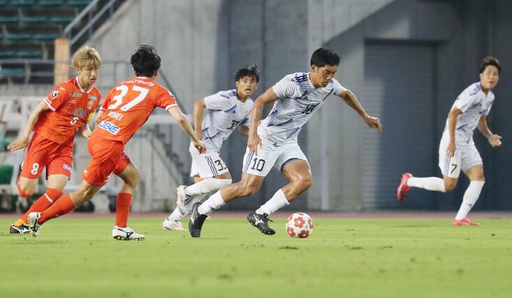 JSC-山口 前半、カウンターを仕掛けるJSCの選手ら=みらスタ