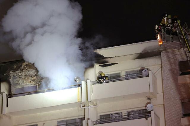 マンション火災の現場＝２５日、新潟市中央区