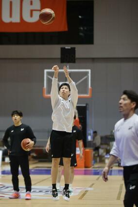 シュートする濱田貴流馬