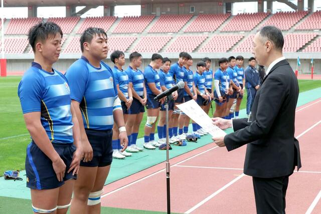 表彰式で賞状を受ける北越の選手＝ビッグスワン