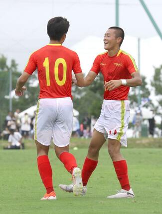 柳ケ浦－帝京長岡　後半３３分、ＣＫからＦＷ安野匠（右）が決め５－０。キッカーのＭＦ柳田夢輝と喜ぶ＝７月２７日、福島県のＪヴィレッジ