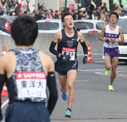 戸塚中継所に入ってくる東洋大３年の服部勇馬（十日町市出身）。トップを走っていた駒澤大も抜き、区間賞獲得＝２０１５年１月２日、横浜市