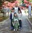 親子４人で記念撮影。最後列が甲山親方、真ん中左が長男成剛（現藤ノ川）、右が二男忠剛（現碇潟）、最前列が三男夕剛＝京都市の大原野神社、甲山親方提供
