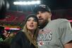 ＮＦＬの試合に勝利したトラビス・ケルシーさん（右）を祝福するテイラー・スウィフトさん＝２０２５年１月、米ミズーリ州カンザスシティー（ＡＰ＝共同）