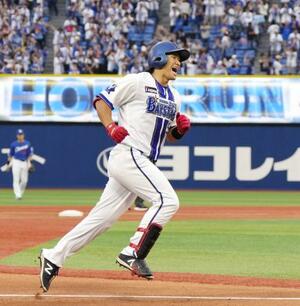 1回、逆転満塁本塁打を放ち、雄たけびを上げながら本塁に向かうDeNA・井上=横浜
