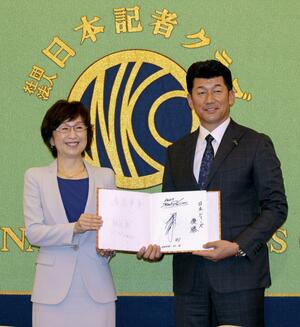 日本記者クラブでの記者会見を終え、写真撮影に応じるDeNAの三浦大輔監督(右)と南場智子オーナー=11日、東京都千代田区