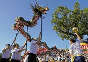 秋の大祭「長崎くんち」で披露された諏訪町の「龍踊」=7日午前、長崎市の諏訪神社