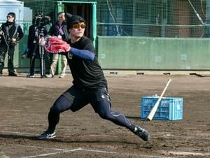 　送球練習する阪神・坂本＝福岡県内
