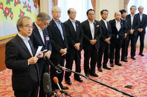 懇談会後に取材に応じる花角英世知事(左)と9市町村長=8月7日、胎内市