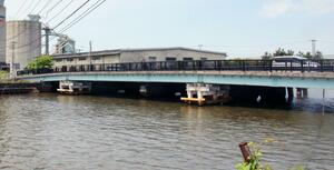 新潟市中央区と東区にまたがり、老朽化のため市が架け替えの計画を進める山ノ下橋＝１１日、新潟市