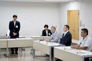 原発事故が起きた際の除雪対応についての上越市や国、県と業者との意見交換会=20日、上越市役所