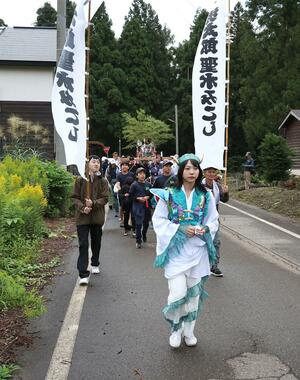 坊太郎役の女性とみこしが練り歩いた「坊太郎祭り」=上越市清里区