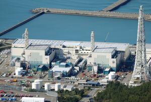 再稼働の準備が進められている東京電力柏崎刈羽原発の６号機（右）と７号機＝刈羽村