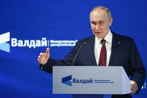 2日、ロシア南部ソチで開催された「ワルダイ会議」の全体会合で演説するプーチン大統領(タス=共同)