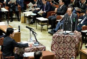 　衆院予算委で答弁する日銀の植田総裁（右）＝３０日午前