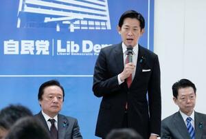 　自民党本部で開かれたイラン情勢に関する関係合同会議であいさつする小林政調会長＝２３日午前、東京・永田町