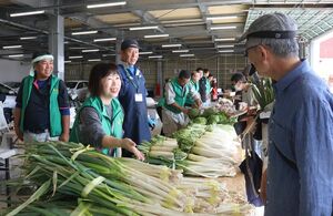 新鮮な地場産野菜が並んだかしわざき秋の収穫祭=柏崎市日石町