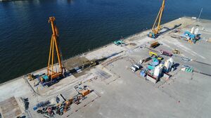 基地港湾整備に向けた工事が進む新潟東港南埠頭＝聖籠町（北陸地方整備局新潟港湾・空港整備事務所提供）