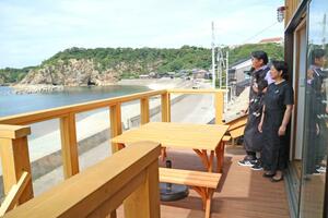 カフェ&レストラン「海小屋」の宿泊施設のウッドデッキ=佐渡市達者