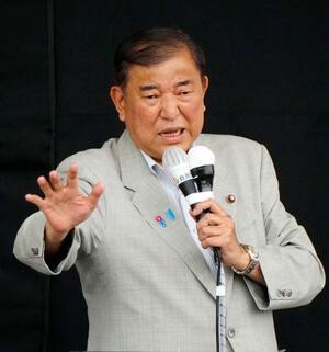 街頭演説する自民党総裁の石破首相=11日午後、岩手県奥州市