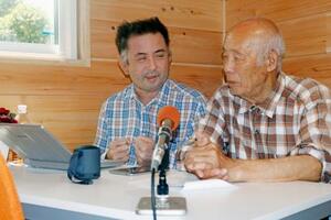 ラジオ番組の収録で対談する権谷達哉さん(左)と時国公政さん=6月、石川県七尾市