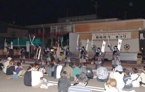 合戦劇で勝ちどきを上げる武者隊=上越市柿崎区