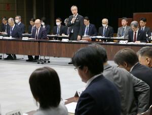 県地域防災計画の修正などについて議論した県防災会議＝２５日、県庁