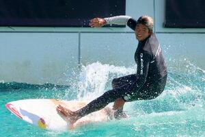 　子どもたちの前で、波乗りを披露するサーフィン男子の五十嵐カノア＝静岡県牧之原市