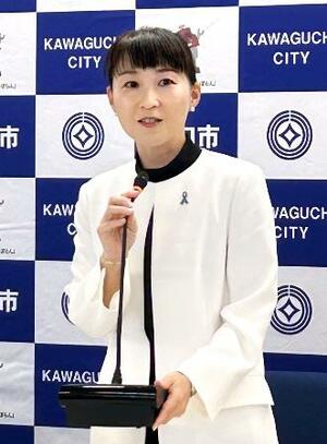 　定例記者会見で発言する埼玉県川口市の岡村ゆり子市長＝２９日午前、川口市役所