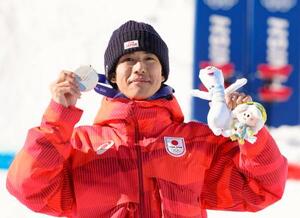 ミラノ・コルティナ冬季五輪のフリースタイルスキー男子デュアルモーグルで銀メダルを獲得した堀島行真=15日、イタリア・リビーニョ(共同)