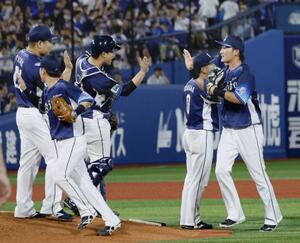 DeNAに勝利し、タッチを交わす西武ナイン=横浜