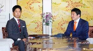 4日、参政党の神谷代表(右)との会談に臨む日本維新の会の藤田共同代表=国会